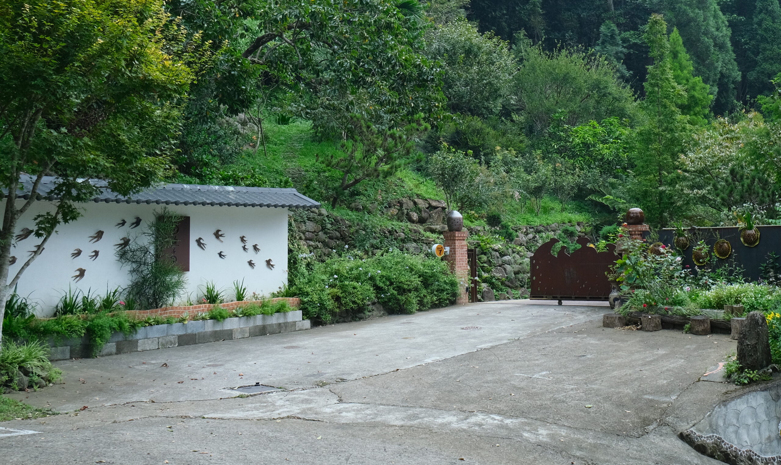 燕子陶陶藝民宿入口可以看到燕子造型陶藝迎接遊客到來。