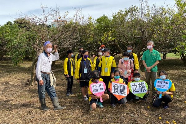 農場採取開放式果園，且友善生態環境的種植方式。